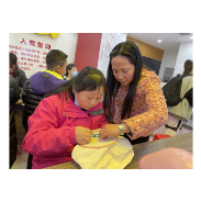 凤凰农商银行沱江支行：与客户共庆“三八”妇女节     巧手“秀”出巾帼风采