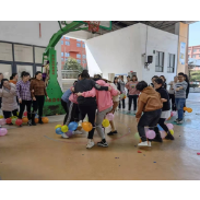 凤凰县思源实验学校：趣味减压庆“三八”  提升教师幸福指数