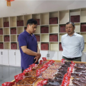 凤凰：副县长化身“宣传员”   走乡访企送政策