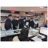 “思想大解放”凤凰县市监局局长体验办证“走流程”活动