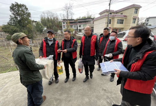 凤凰县廖家桥社区开展春节前走访慰问：年味渐浓情更浓  群众冷暖挂心头