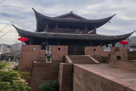 大红灯笼高高挂流光溢彩迎新春——凤凰县住建局开展“迎新春”悬挂灯笼工作