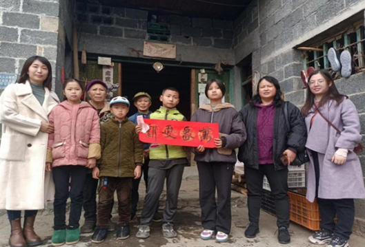 凤凰县各级妇联深入开展新春走访慰问  活动