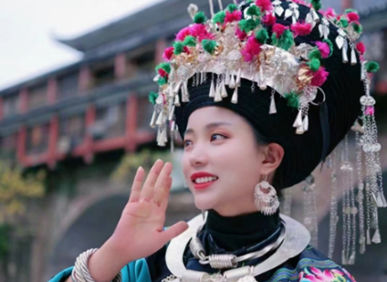 苗歌，在凤凰古城年味中将乡愁变为乡情