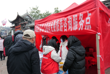 凤凰县：“志愿红”倾情守护“天下凤凰”旅游品牌