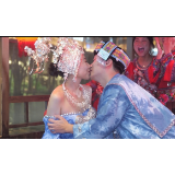 浪漫十足！凤凰古城举办传统苗族婚俗活动