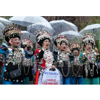 凤凰：千人银饰服饰巡游 千人苗家长龙宴 苗族同胞古城比拼服饰银饰之美