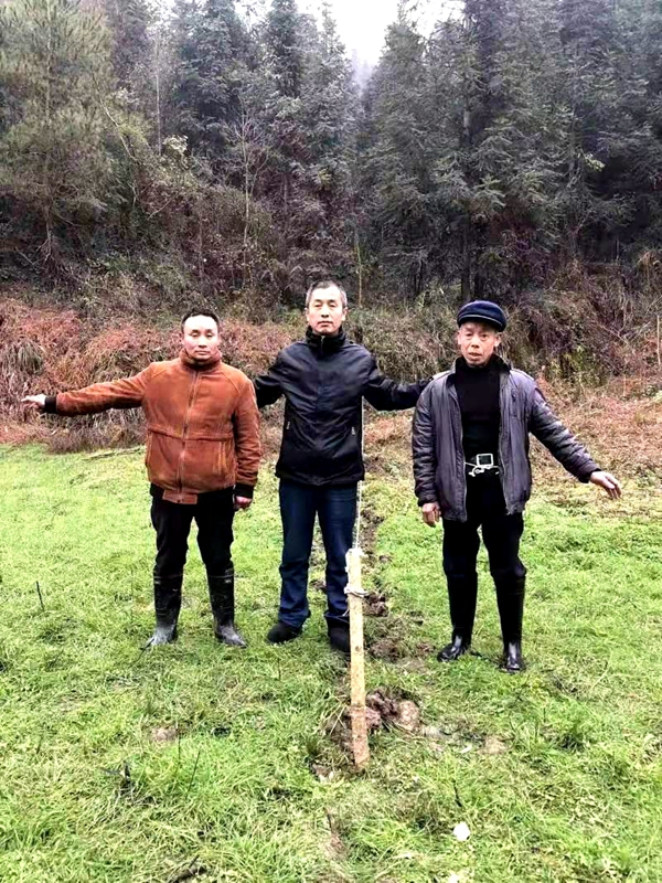 工作人员现场调解村民田土界限纠纷。.jpg