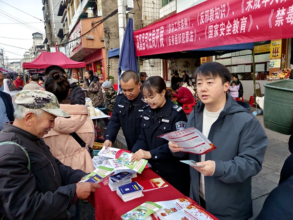 工作人员向来往群众宣讲《民法典》知识。.jpg