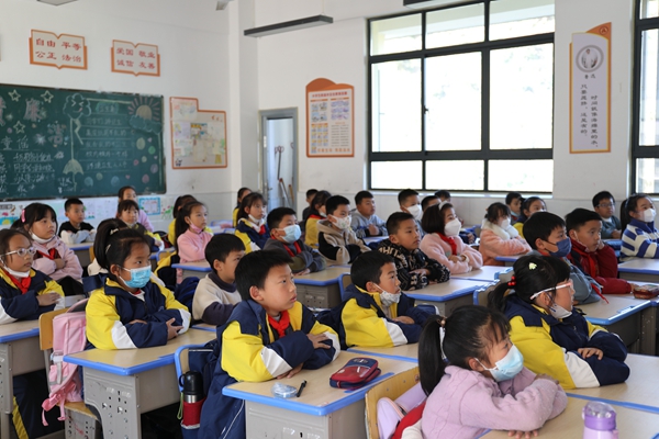 2、学生听课.jpg