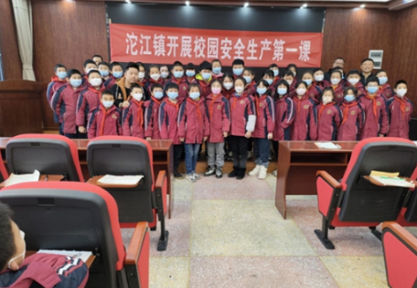 凤凰县沱江镇：开展“护苗行动”暨安全教育进课堂宣传教育活动