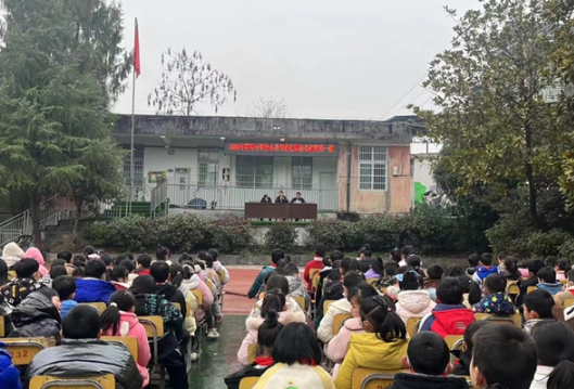 凤凰县筸子坪镇：送法进校园，系好新学期第一颗“安全纽扣”
