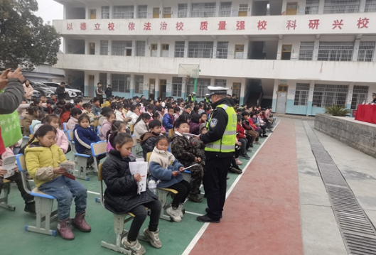凤凰县林峰乡：上好“开学第一课”，把好“安全第一关”