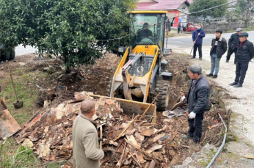 凤凰县吉信镇：开展公路沿线环境卫生整治行动
