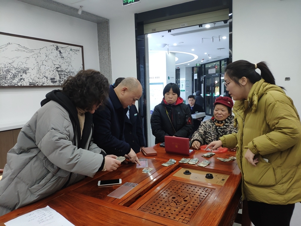 人民银行凤凰县支行及时为群众兑换特殊残损币.jpg
