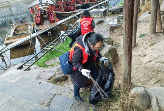 凤凰县文旅广电局深入古城社区开展  学雷锋志愿服务活动