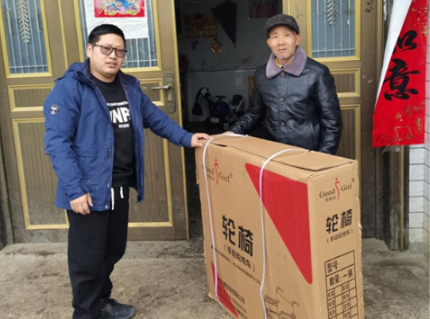 凤凰县新岩村：为群众办实事解难题 赠送轮椅暖人心