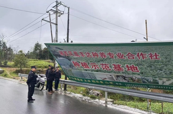 凤凰交通执法：扎实推进路域环境整治提质 打造“畅通、安全、舒适、优美”通行环境