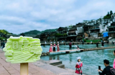 凤凰古城文创雪糕火热上线  高颜值好口感受消费者青睐