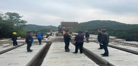 凤凰县交通运输局督查指导快进系统公路工程建设