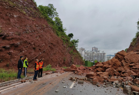 凤凰县公路建设养护中心连续昼夜奋战  及时抢通X003K0＋230处山体滑坡