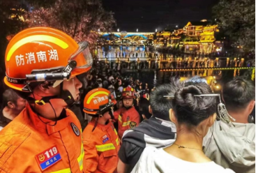 “五一”假期我在岗丨凤凰最美“人墙” 守护游客安全