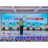 “六一”儿童节——凤凰交警走进幼儿园送“安全大礼”