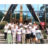 凤凰县高级中学高三毕业生为县图书馆捐赠图书