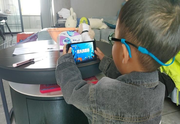 幼儿观看防溺水视频.jpg