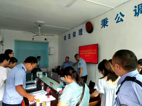 参观廖家桥司法所规范化建设。.jpg