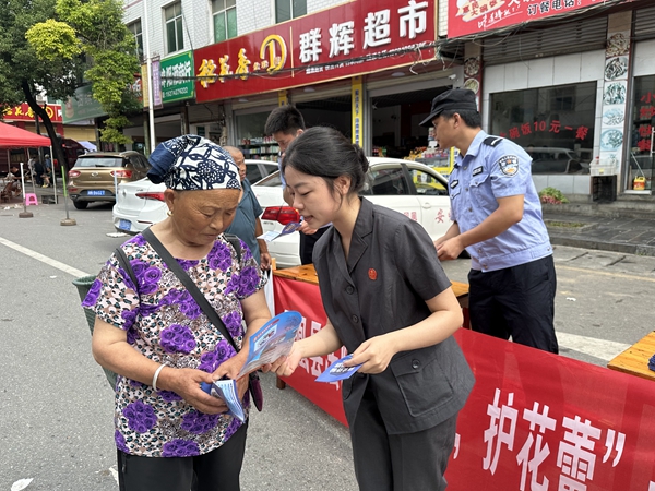 3、干警引导群众学会运用法律的手段保护未成年人.jpg