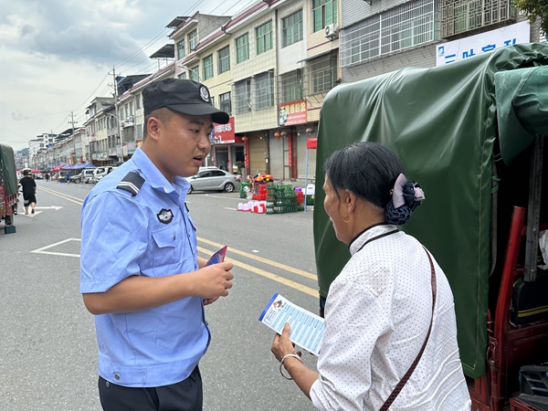 2.干警向群众分发宣传手册.jpg
