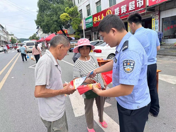 2、干警向群众分发宣传资料.jpg
