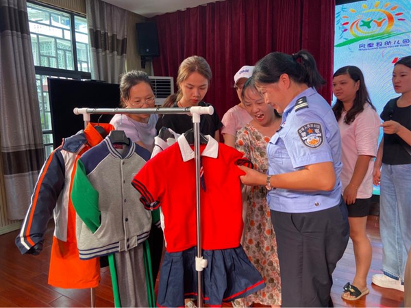 园服比选小组现场考察。.jpg