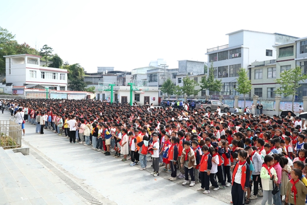 1、凤凰法院在禾库镇芙蓉学校普法.jpg