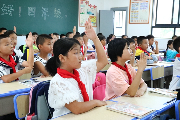 4、法治课堂上学生们积极互动.jpg