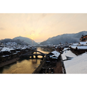 凤凰古城：朝阳映雪瑰丽多姿