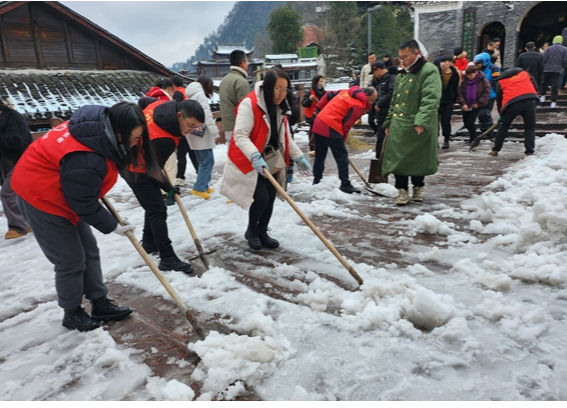 凤凰：千名志愿者闻“雪”而动护暖寒冬