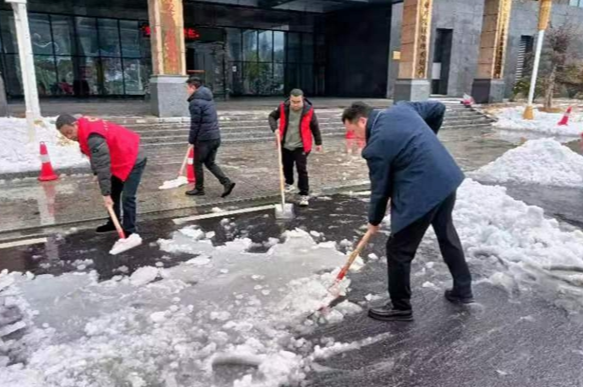 凤凰华创集团：  扫雪除冰齐上阵 暖心行动保安全