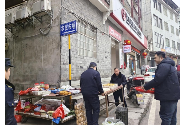 凤凰县山江镇：规范镇区营商秩序，站好新年“第一哨”