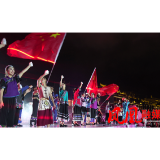凤凰古城：“凤凰样子文化村”多彩民俗文化节目精彩纷呈 千人合唱《我和我的祖国》为祖国庆生