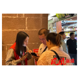 凤凰法院：积极主动化身“红马甲” 为凤凰古城增色添彩