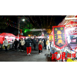 旅游火爆带火“夜经济” 游客遍尝凤凰夜市美食