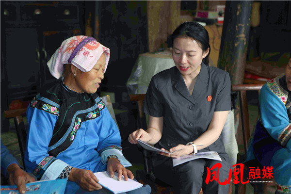 2.向美蓉向村民讲解凤凰法院发布的《关爱未成年人提示书》.jpg