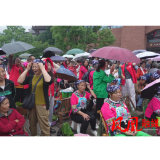 端午假期首日游客漫步烟雨古城赏美景品民俗