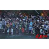 凤凰古城：沱江河上“泼水狂欢” 泛舟夜游清凉一“夏”
