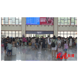凤凰古城旅游热度持续增长 高铁站迎来“万人大潮”
