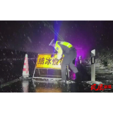 杭瑞高速凤凰段：凌晨普降中雪高速交警连夜撒布作业