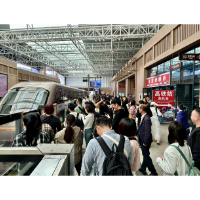 国庆黄金周：乘凤凰磁浮，开启科技与文化交织的梦幻之旅