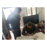 凤凰公安：男子走失并弄丢现金  民警及时出手相助